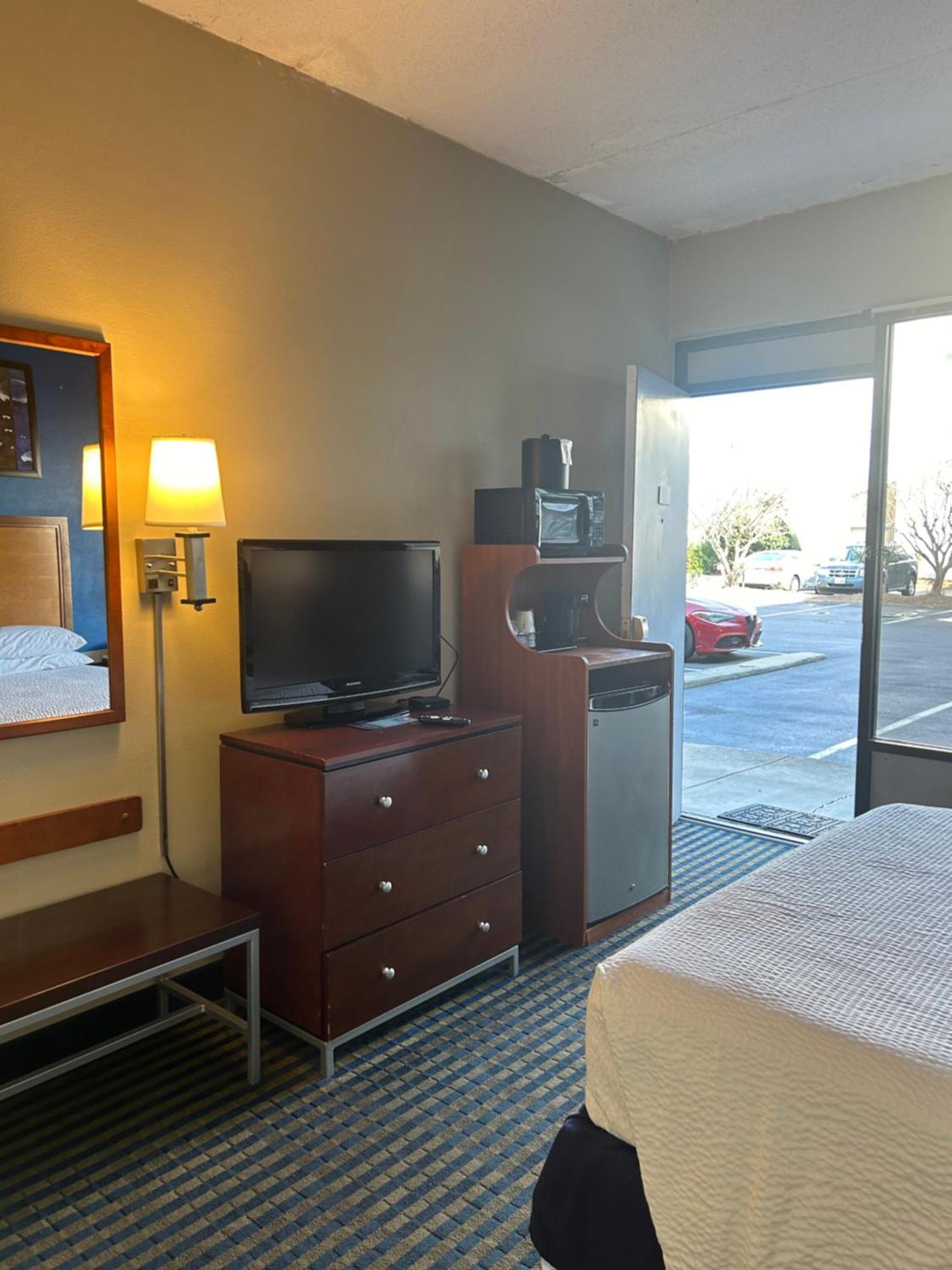 Days Inn By Wyndham Virginia Beach At The Beach Exterior photo